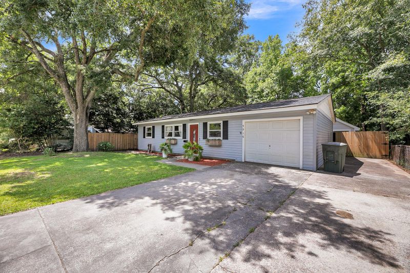 5916 Hagood Ave, Hanahan, SC 29410