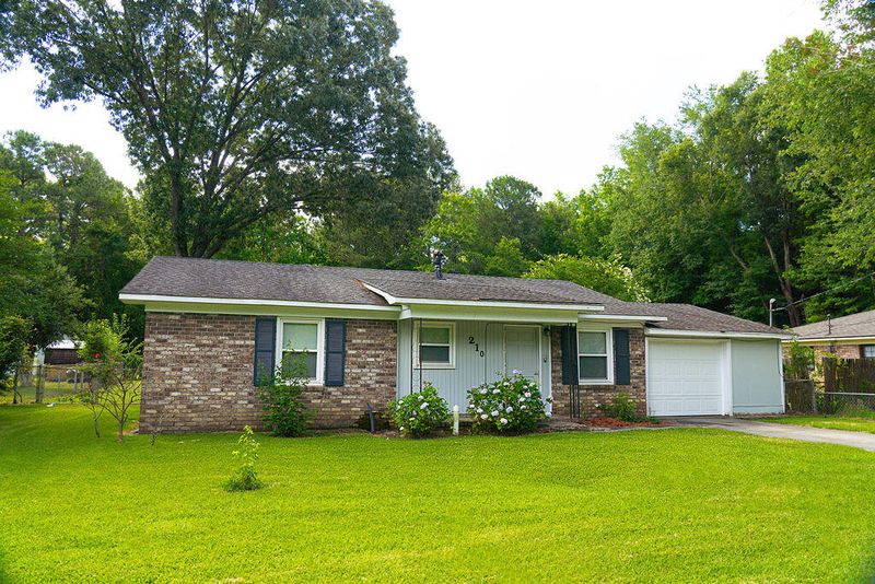 210 Owens Dr, Summerville, SC 29485