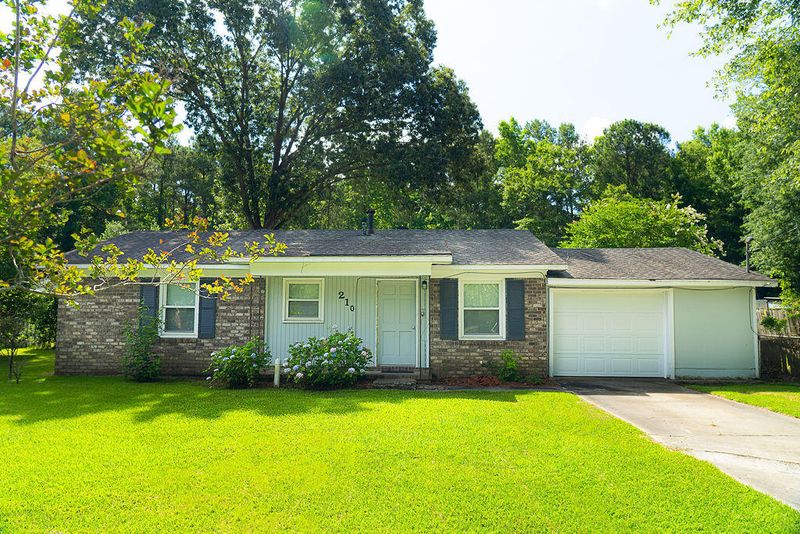210 Owens Dr, Summerville, SC 29485