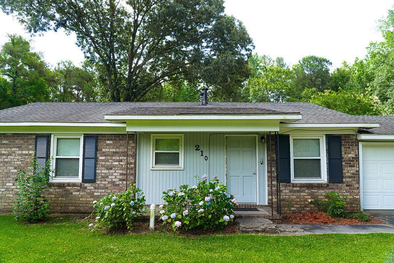 210 Owens Dr, Summerville, SC 29485