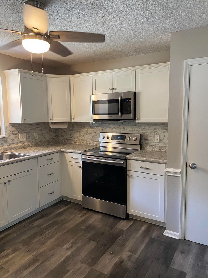 207 Crestwood Dr, Summerville, SC 29483
