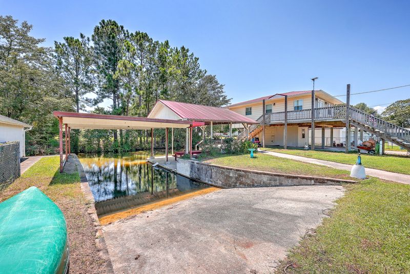 338 Lake Moultrie Dr, Bonneau, SC 29431