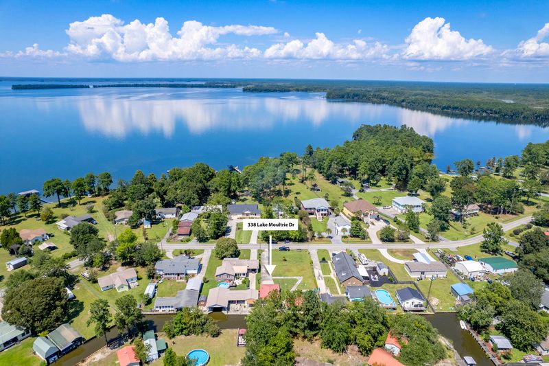 338 Lake Moultrie Dr, Bonneau, SC 29431