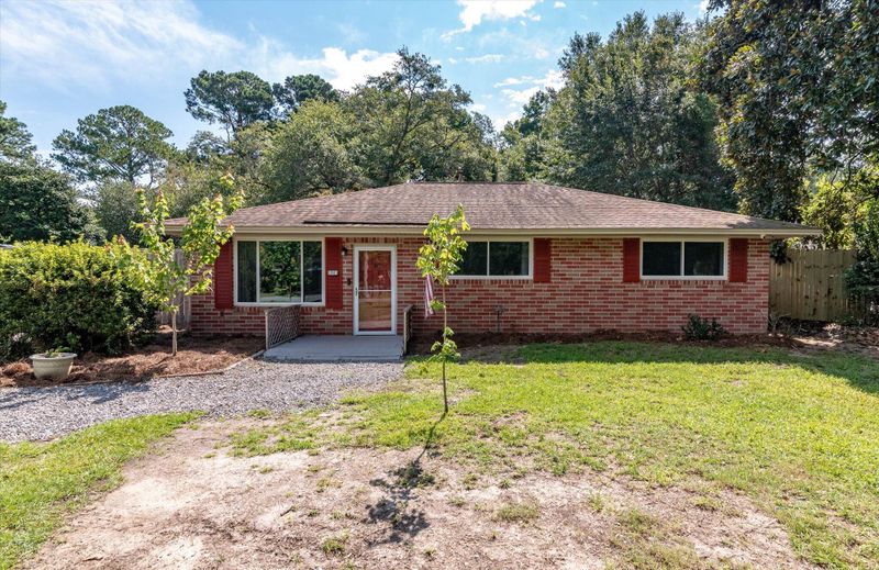 213 Pinewood Dr, Summerville, SC 29483