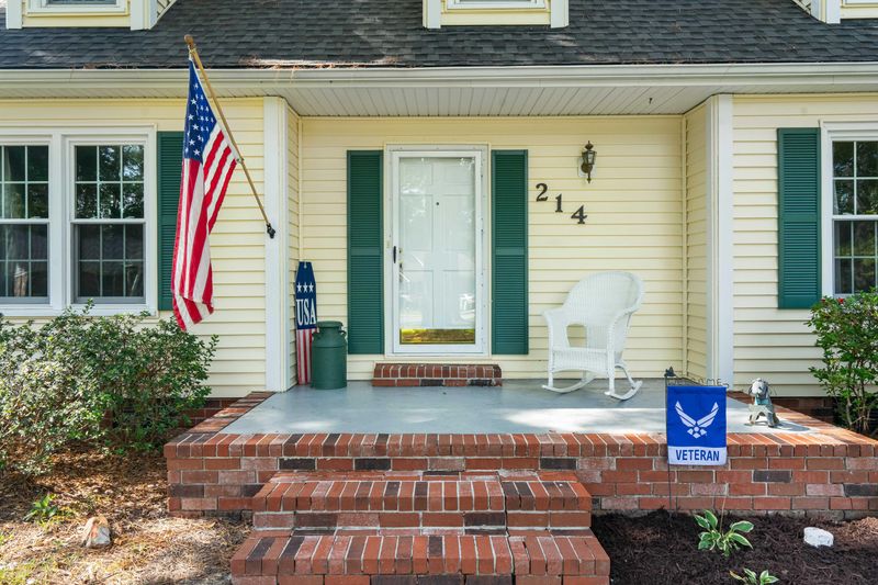 214 Sweetbriar Rd, Summerville, SC 29485