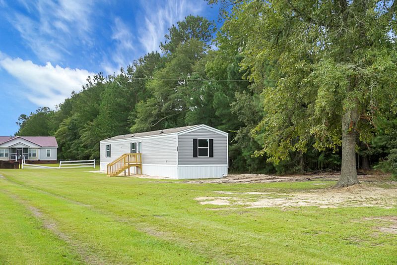 125 Creeper Ln, Saint Stephen, SC 29479