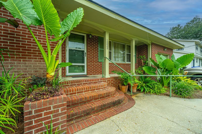 1333 White Dr, Charleston, SC 29407