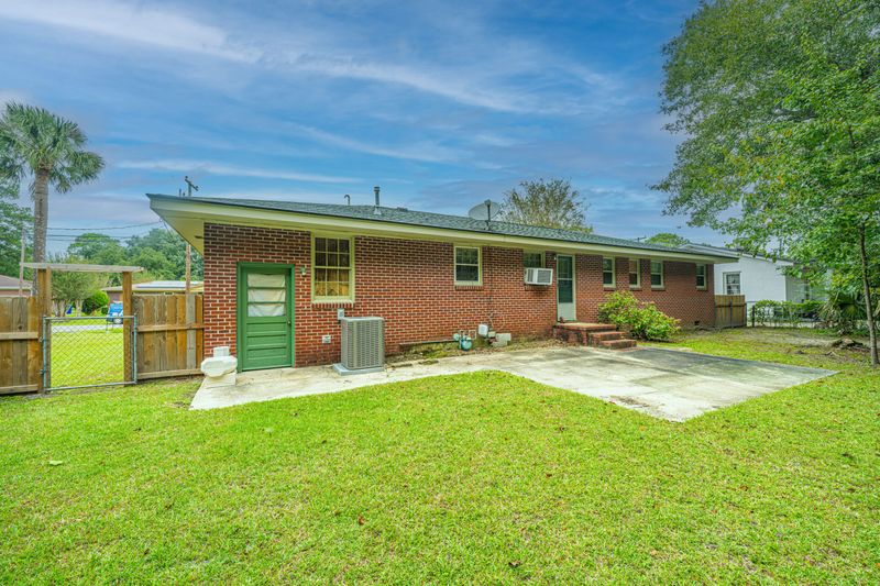 1333 White Dr, Charleston, SC 29407