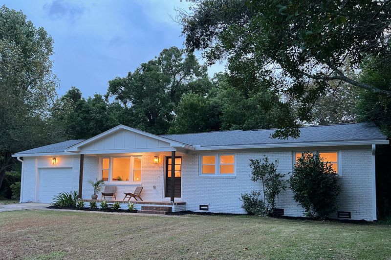 1083 Honeysuckle Ln, Charleston, SC 29412