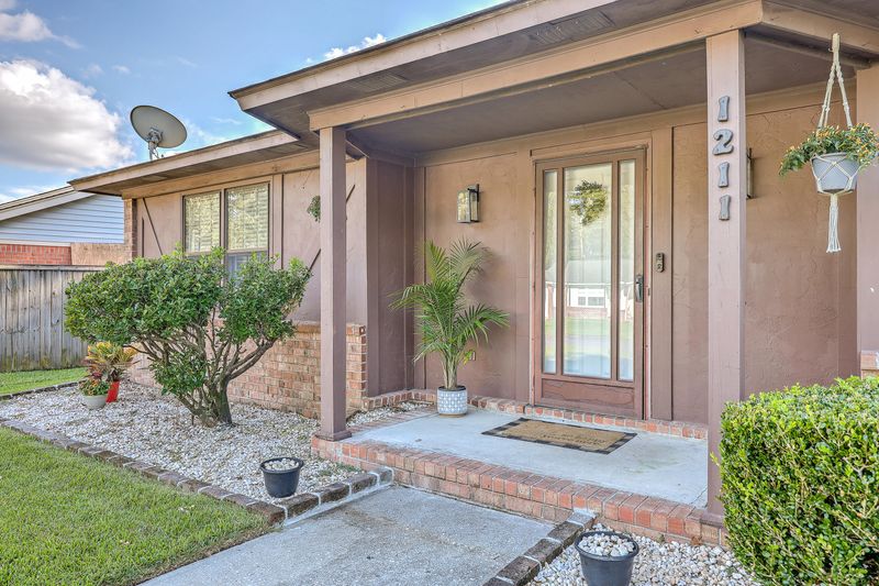 1211 Hampton Dr, Summerville, SC 29486