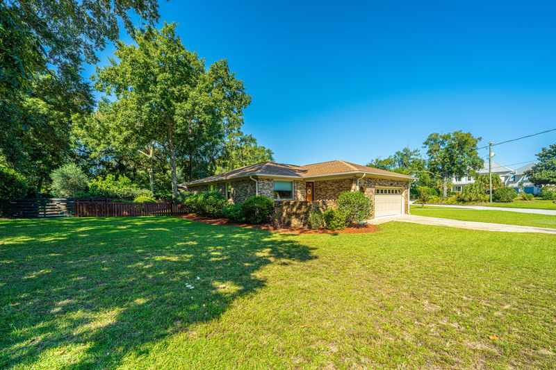 1065 N Shem Dr, Mount Pleasant, SC 29464