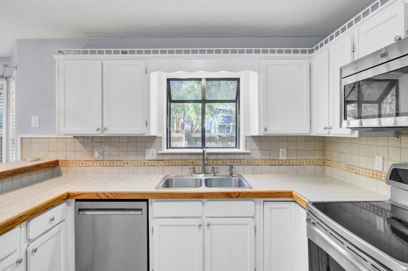 107 Edgewood Ln, Goose Creek, SC 29445