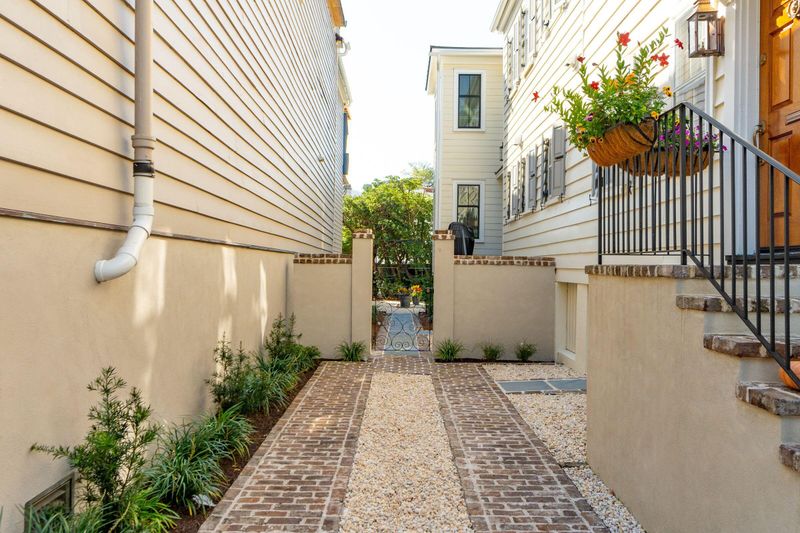 19 Logan St, Charleston, SC 29401
