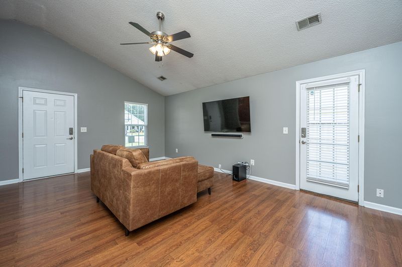 223 Bainsbury Ln, Summerville, SC 29483