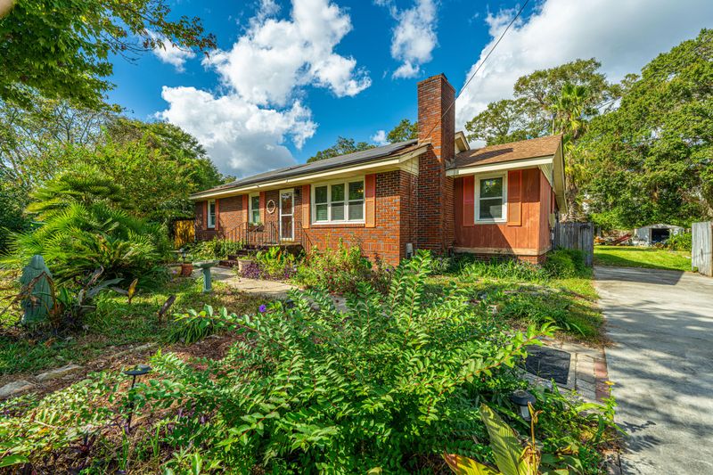 1904 Aichele Dr, North Charleston, SC 29406