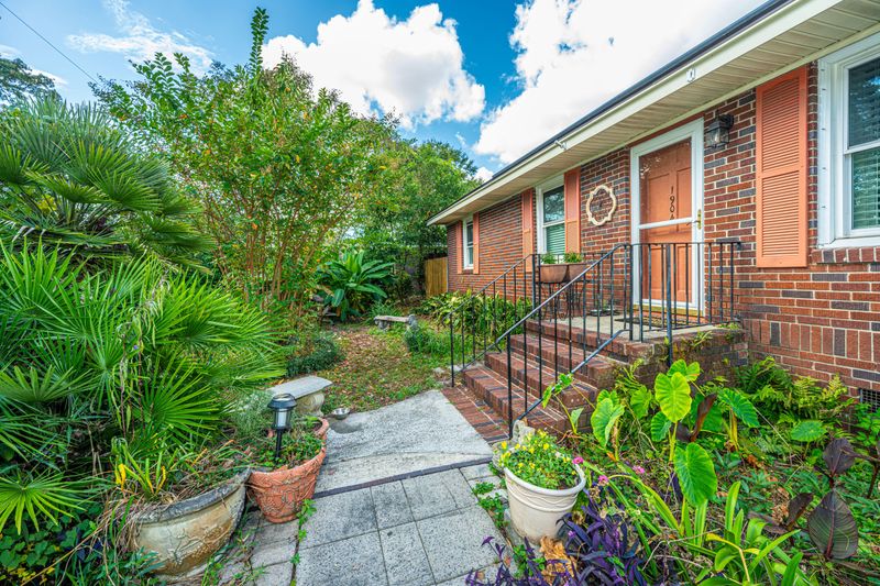 1904 Aichele Dr, North Charleston, SC 29406