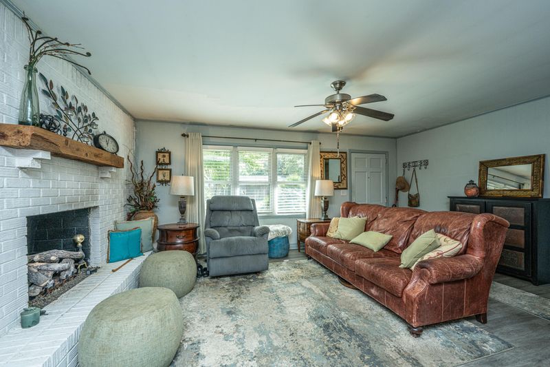 1904 Aichele Dr, North Charleston, SC 29406