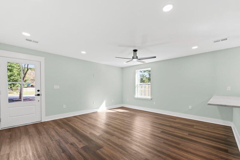 5809 Canterbury Dr, Hanahan, SC 29410