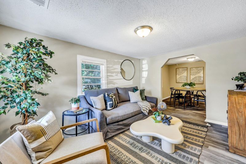 2016 Echo Ave, North Charleston, SC 29405