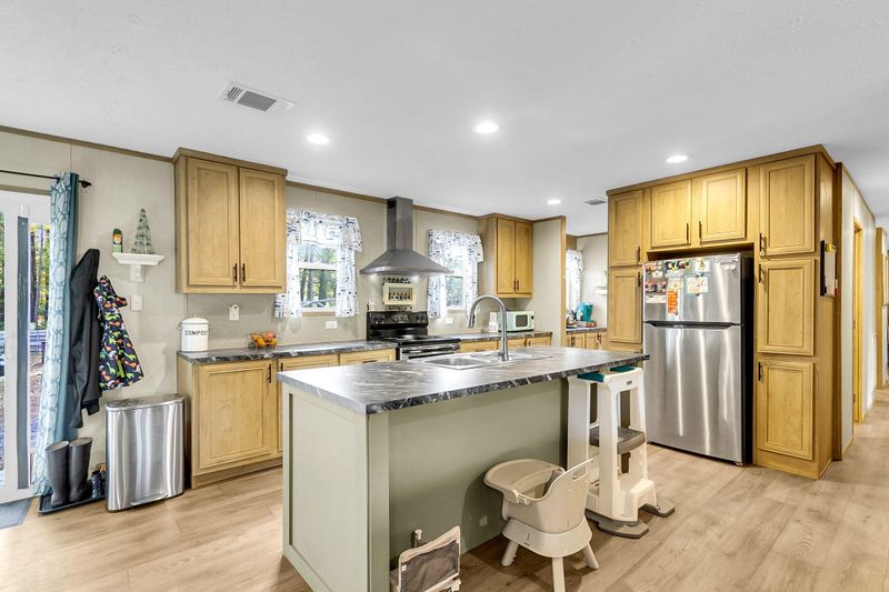 245 W Medina St, Summerville, SC 29483
