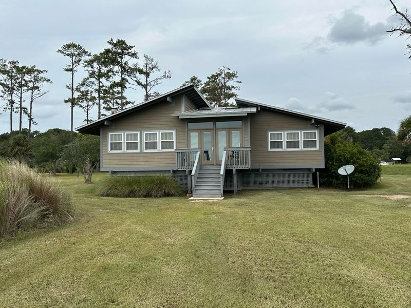 8821 Peters Point Rd, Edisto Island, SC 29438