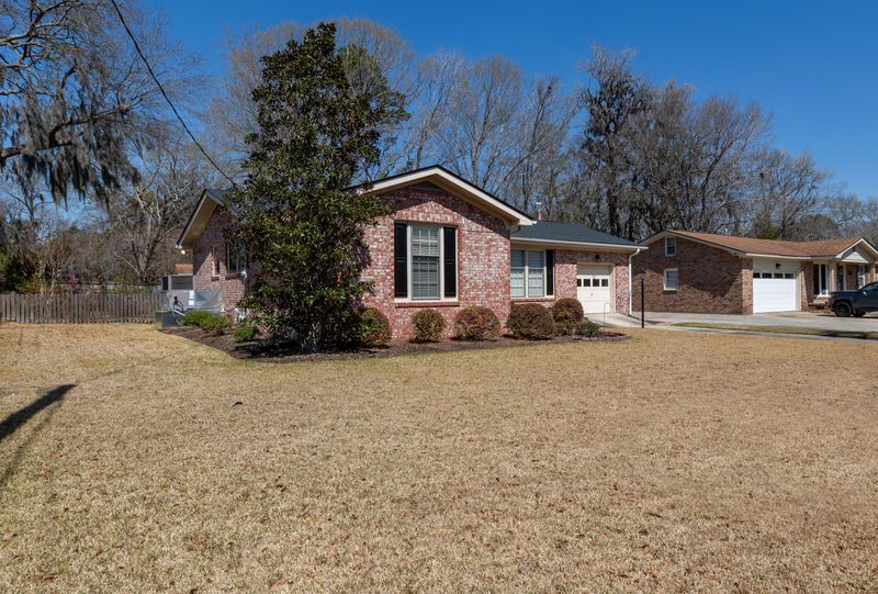 1258 Redeemer Dr, Hanahan, SC 29410