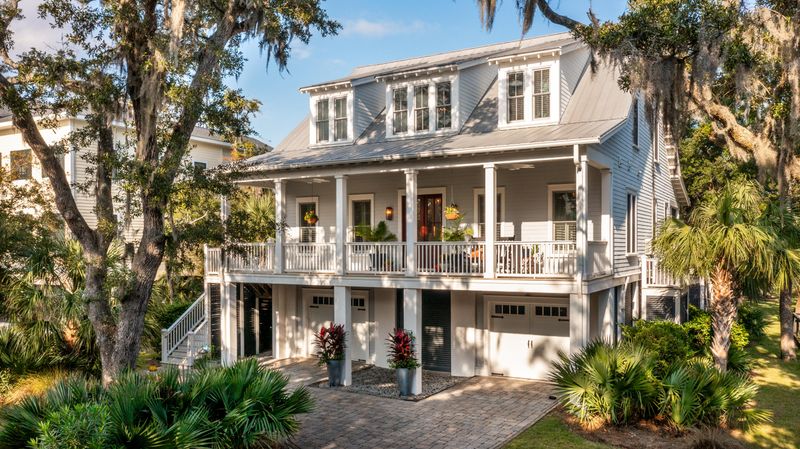 1860 Headquarters Plantation Dr, Johns Island, SC 29455