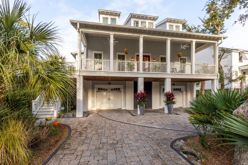 1860 Headquarters Plantation Dr, Johns Island, SC 29455