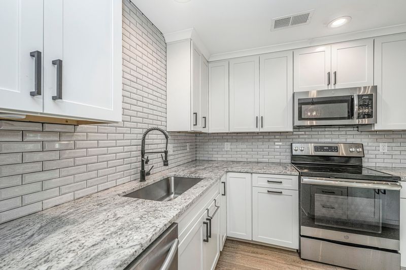 318 Hollywood Dr, Charleston, SC 29407
