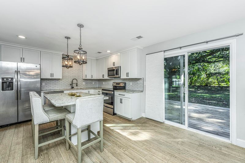 318 Hollywood Dr, Charleston, SC 29407