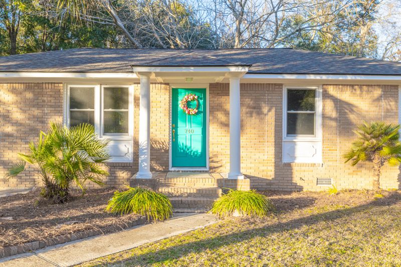 740 Windward Rd, Charleston, SC 29412
