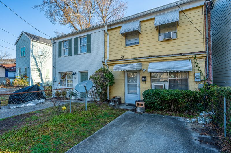 37 F St #B, Charleston, SC 29403