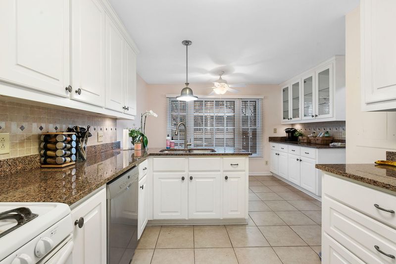 133 Wentworth St, Charleston, SC 29401