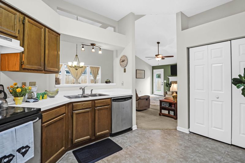 536 Castle Hall Rd, Mount Pleasant, SC 29464