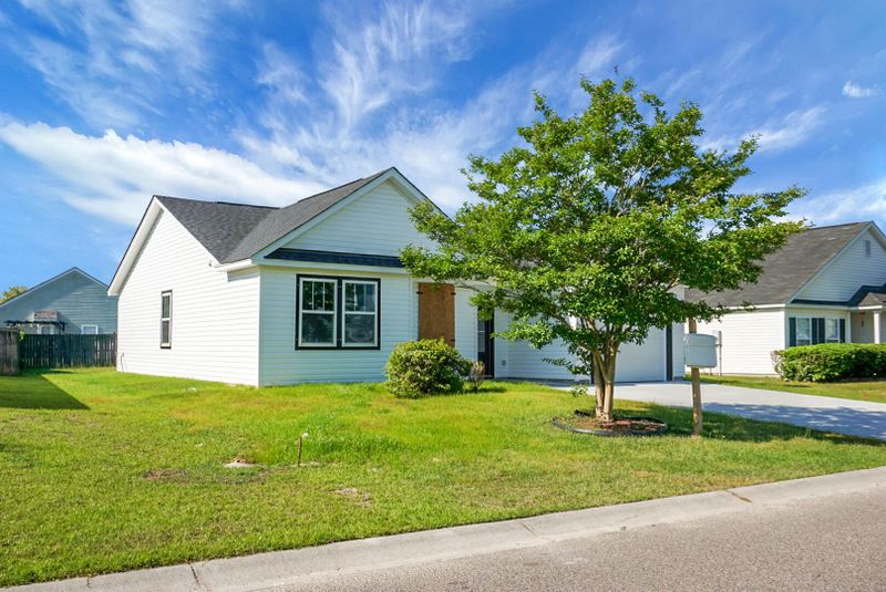 1137 Moss Grove Dr, Moncks Corner, SC 29461