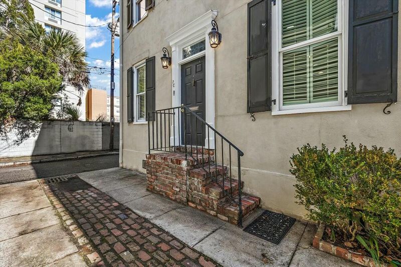7 West St #C, Charleston, SC 29401