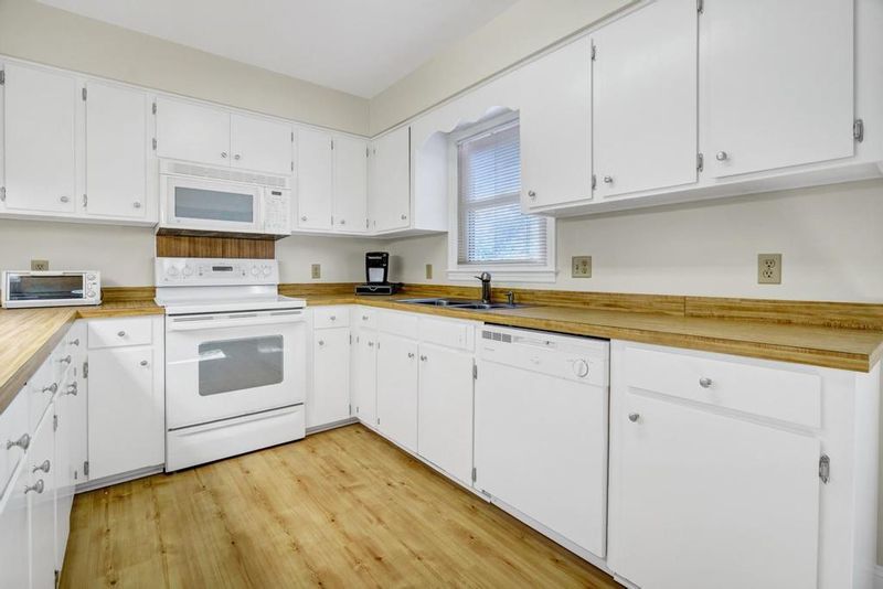 2710 Laroche St, Edisto Beach, SC 29438