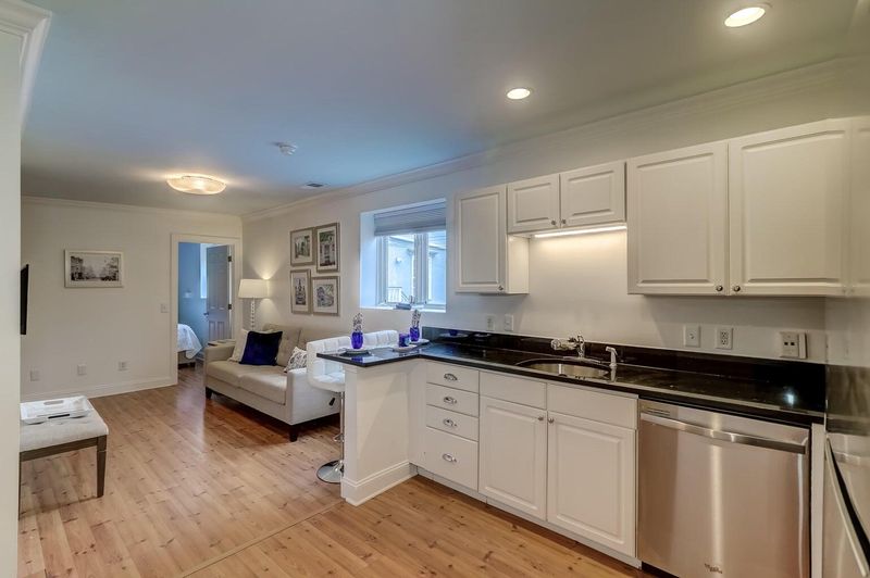 338 King St #B, Charleston, SC 29401