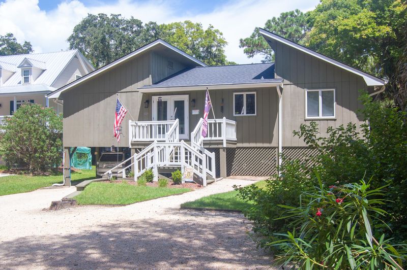3323 Myrtle St, Edisto Island, SC 29438