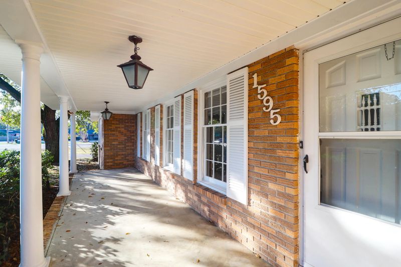 1595 Dickens St, Charleston, SC 29407