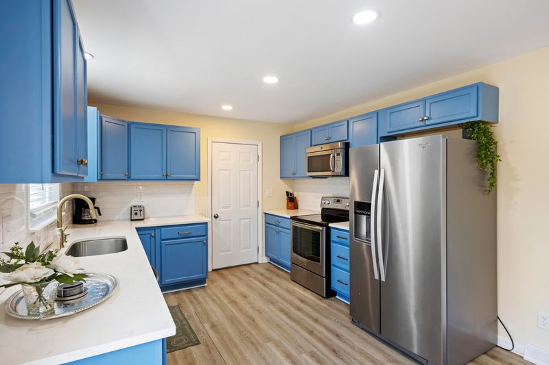 1264 Fort Dr, Hanahan, SC 29410