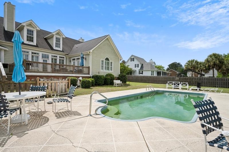 527 W Butternut Rd, Summerville, SC 29483