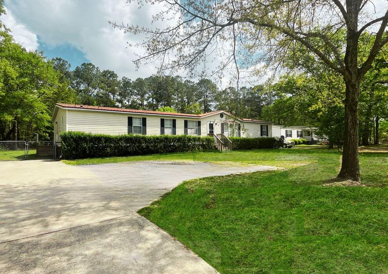 570 Crystal Shores Dr, Moncks Corner, SC 29461