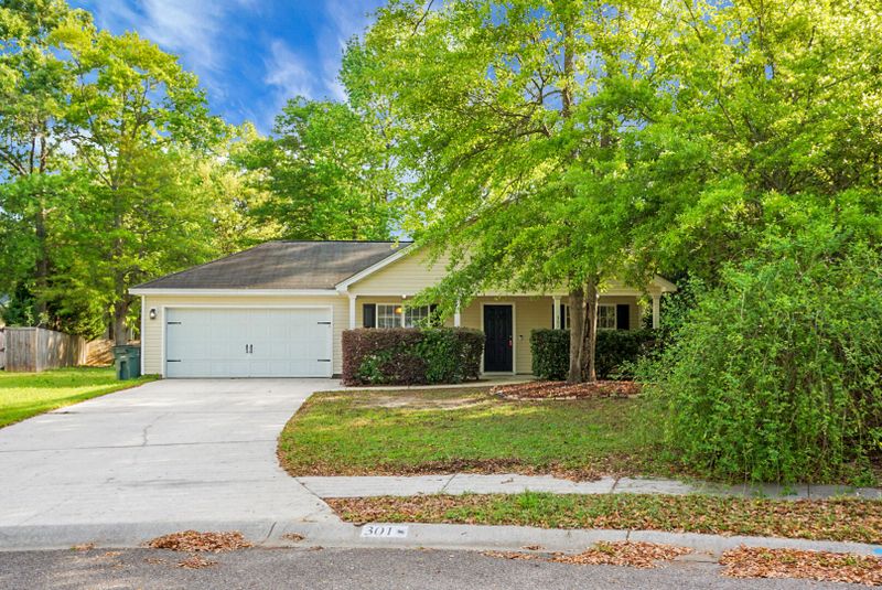 301 Huntington Ct, Hanahan, SC 29410