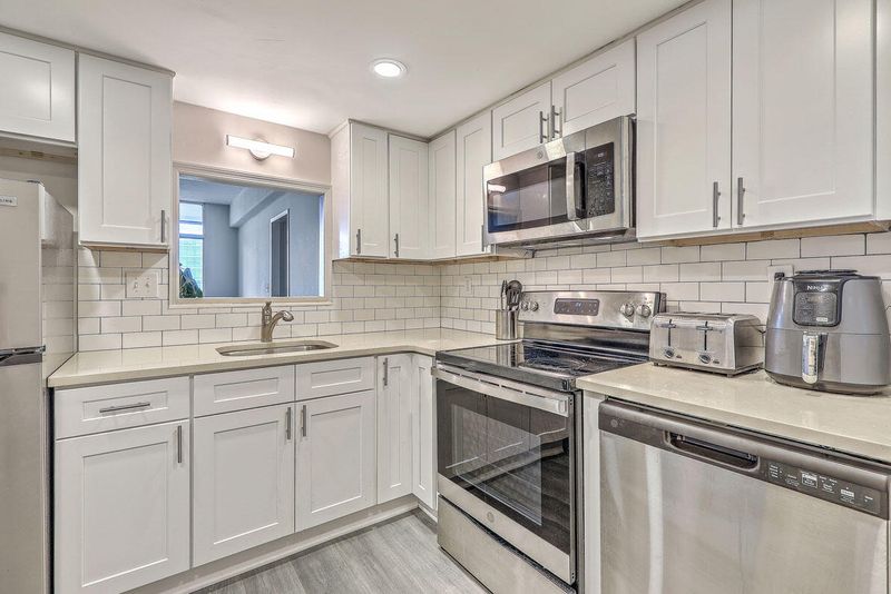 14 Lockwood Dr #11h, Charleston, SC 29401