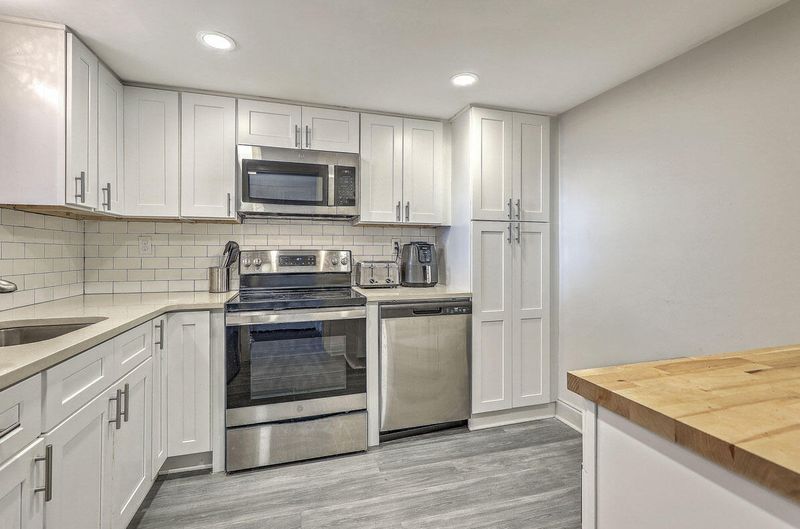 14 Lockwood Dr #11h, Charleston, SC 29401