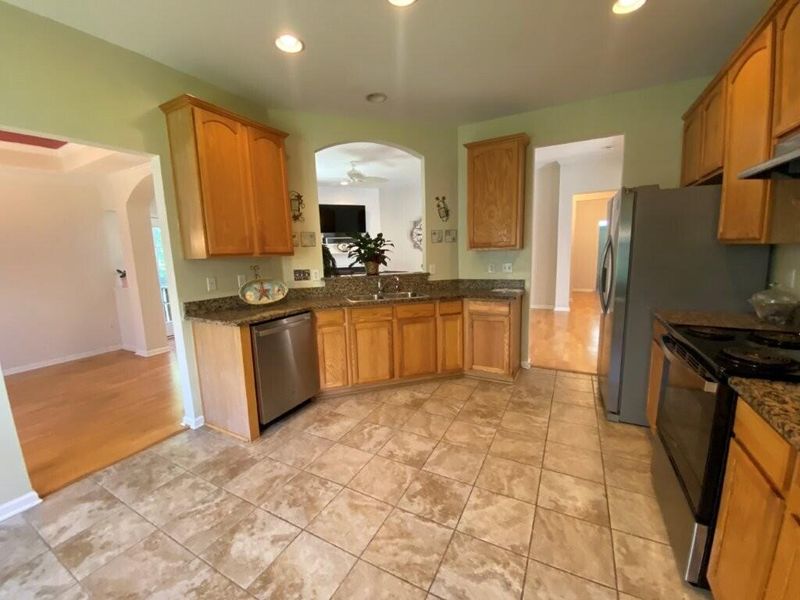 7517 Whispering Oak Dr, Hanahan, SC 29410