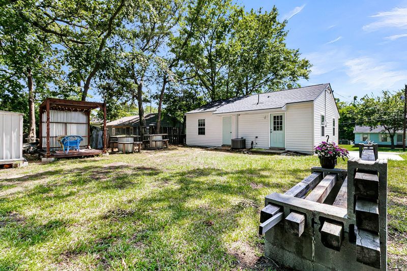 5806 Robinhood Dr, Hanahan, SC 29410