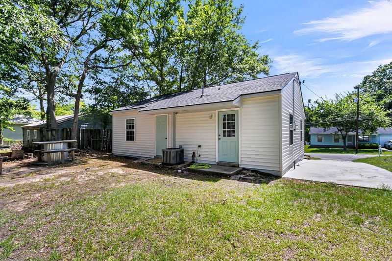 5806 Robinhood Dr, Hanahan, SC 29410