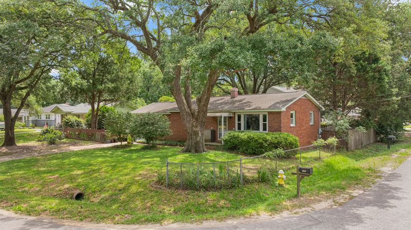 1549 N Avalon Cir, Charleston, SC 29407